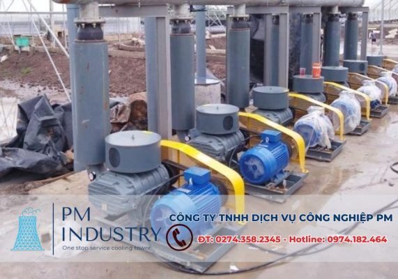Máy thổi khí thường được lắp đặt trong các bể hiếu khí, bể aerotank của hệ thống xử lý nước thải nhằm khuếch tán oxy, giúp vi sinh vật hiếu khí phân hủy chất hữu cơ như BOD, COD, ammoniac, nitrogen…